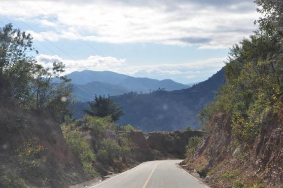 Cruzando paisagem nontanhosa no centro da Guatemala